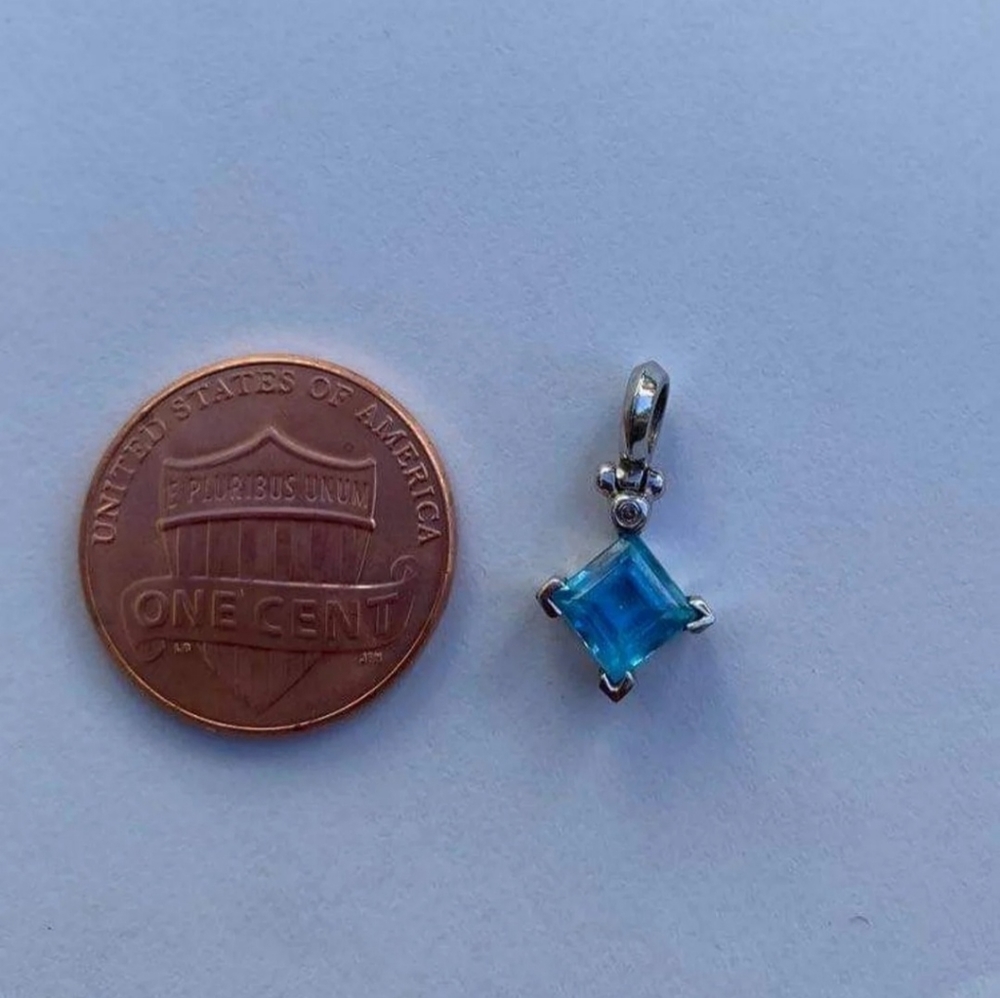 10k white Gold Aquamarine Pendant